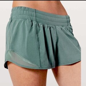 Lululemon Hotty Hot 2.5” Low Rise Lined Shorts